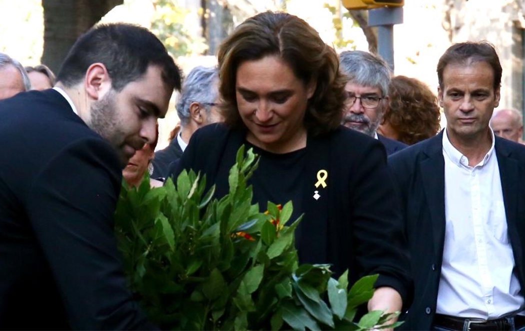 Ada Colau celebra la Diada con un lazo amarillo en su solapa