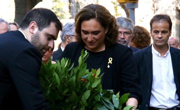 Ada Colau celebra la Diada con un lazo amarillo en su solapa