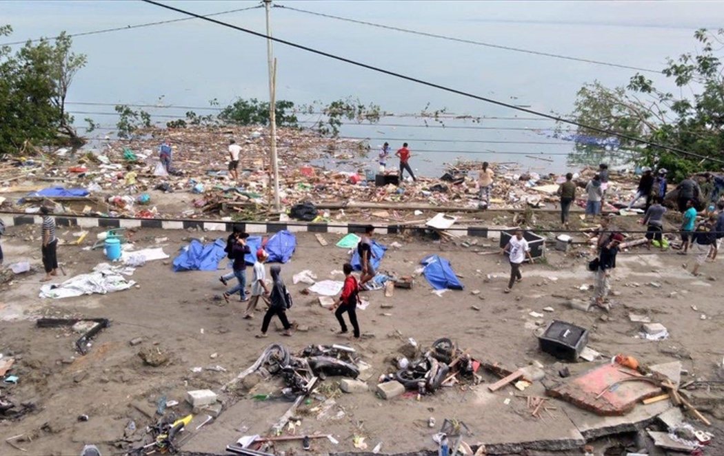 Más de 350 muertos por un tsunami en Indonesia y un fuerte terremoto de 7,5 grados
