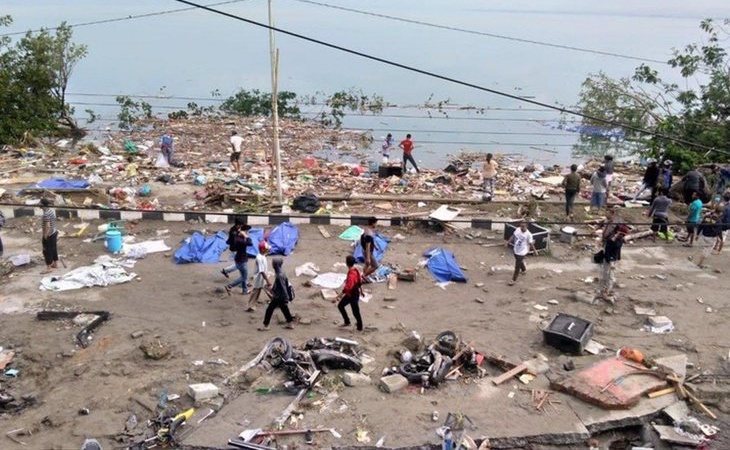 Más de 350 muertos por un tsunami en Indonesia y un fuerte terremoto de 7,5 grados