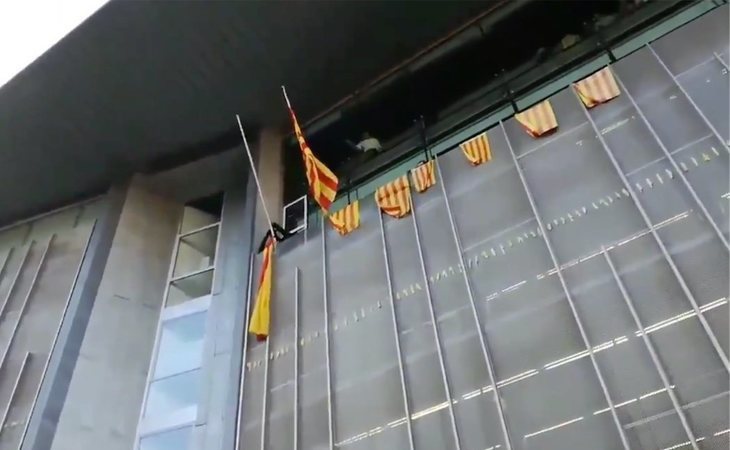 Los CDR asaltan la Subdelegación de la Generalitat en Girona y cambian la bandera española por la estelada