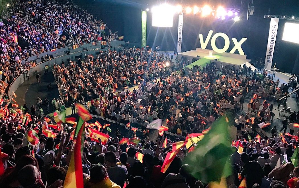 El padre de Monedero, el torero Morante de la Puebla y Sánchez Dragó: el acto de VOX ante 10.000 banderas nacionales