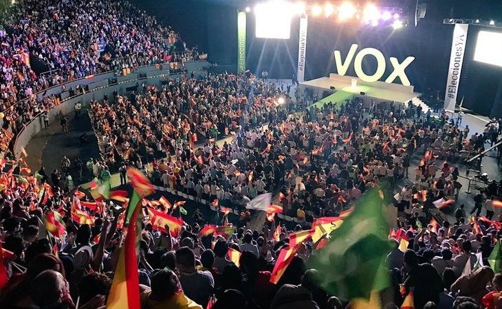 El padre de Monedero, el torero Morante de la Puebla y Sánchez Dragó: el acto de VOX ante 10.000 banderas nacionales