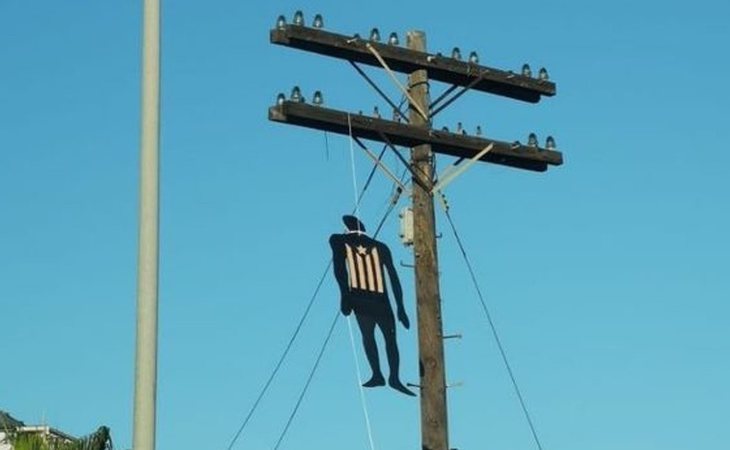 Cuelgan muñecos ahorcados con la estelada en las carreteras de Valencia