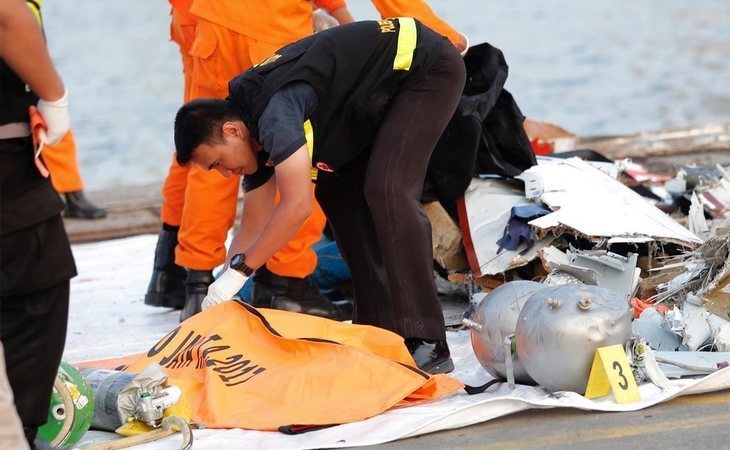 Las autoridades dan por muertas a las 189 personas que viajaban en el avión accidentado en Indonesia