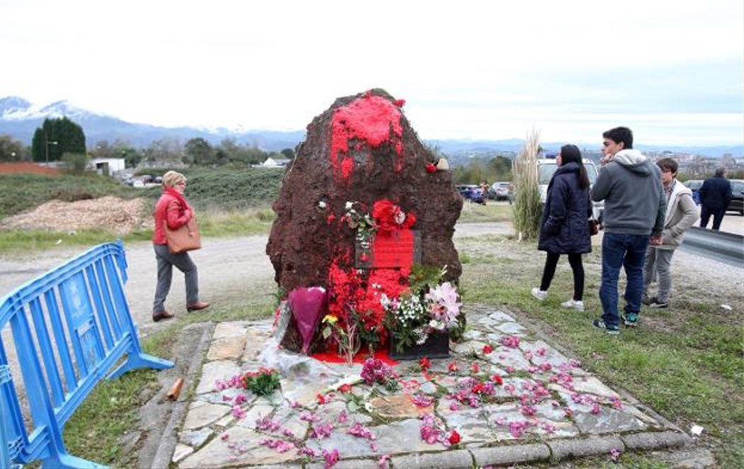 Atacan con pintura roja el monolito dedicado a los fusilados por el franquismo