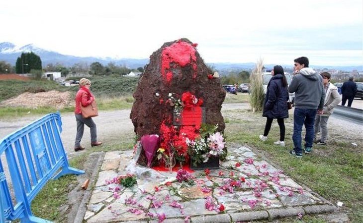 Atacan con pintura roja el monolito dedicado a los fusilados por el franquismo