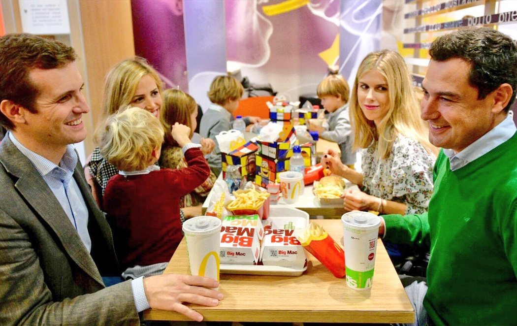 Twitter estalla contra Pablo Casado por una foto comiendo en el McDonald's de Sevilla