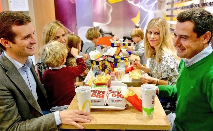 Twitter estalla contra Pablo Casado por una foto comiendo en el McDonald's de Sevilla