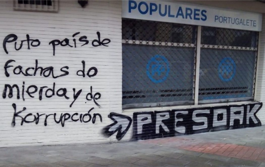 Día de la Memoria en el País Vasco: pintadas en favor de los presos de ETA en una sede del PP