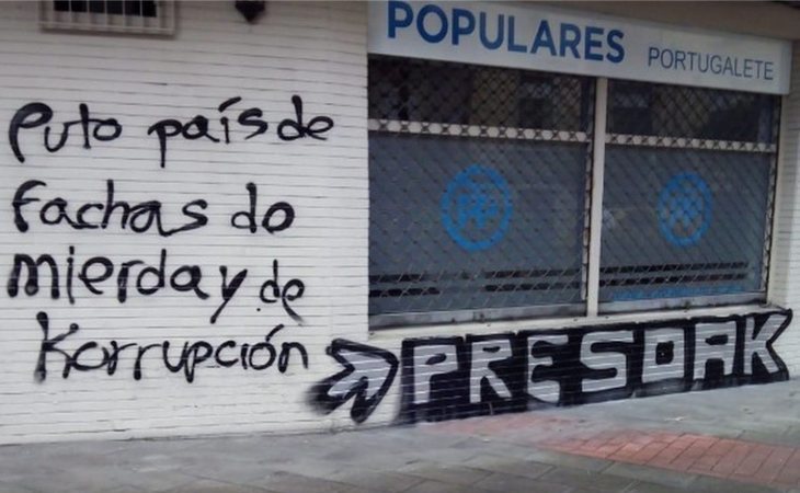 Día de la Memoria en el País Vasco: pintadas en favor de los presos de ETA en una sede del PP