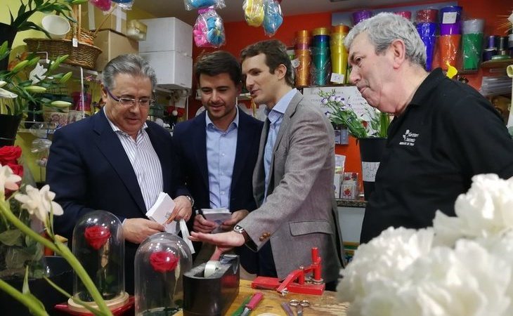 Pablo Casado se confía a las velas de Esperanza de Triana y una estampita para las elecciones