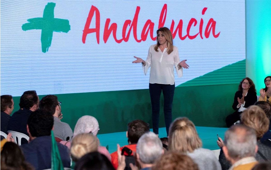 Susana Díaz esconde al PSOE en sus carteles electorales