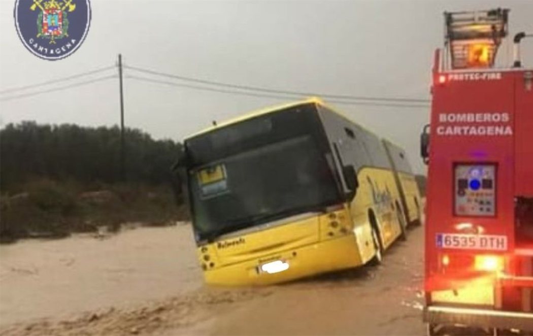 70 menores atrapados por el fuerte temporal en Murcia