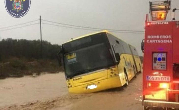 70 menores atrapados por el fuerte temporal en Murcia