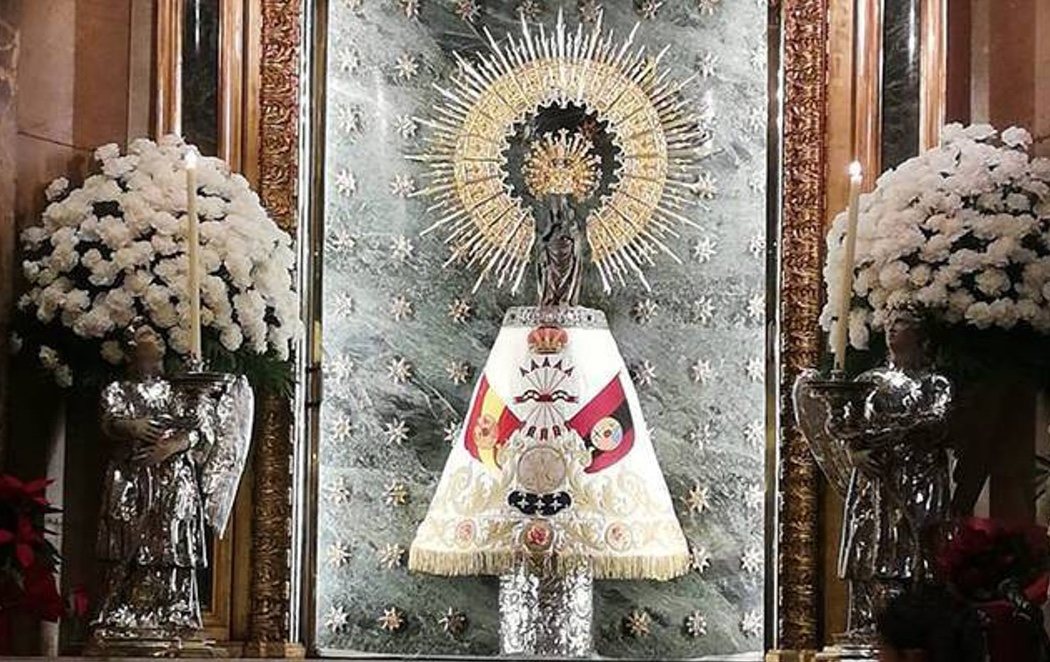 La Virgen del Pilar viste un manto falangista en vísperas del 20-N