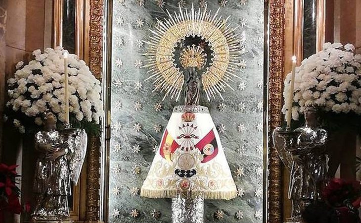 La Virgen del Pilar viste un manto falangista en vísperas del 20-N