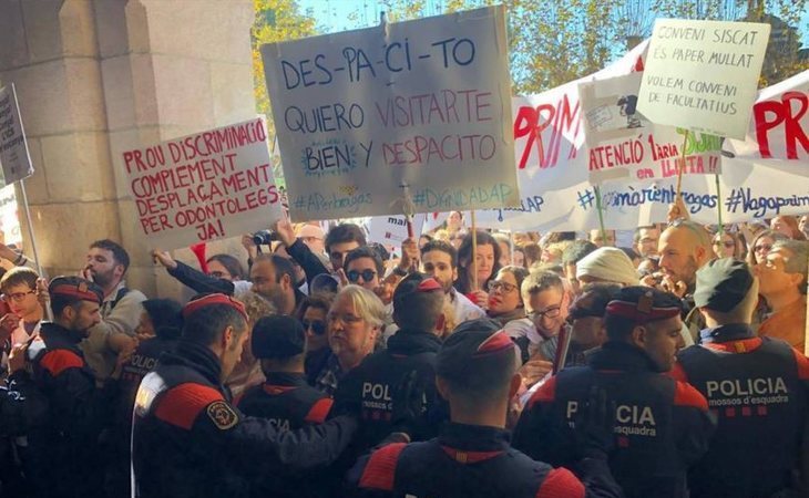 Tensión entre los Mossos y un grupo de médicos, profesores, estudiantes y bomberos por los recortes de la Generalitat