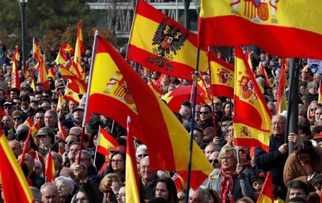 Multitudinaria manifestación de VOX y Hazte Oír por la unidad de España, con dirigentes del PP