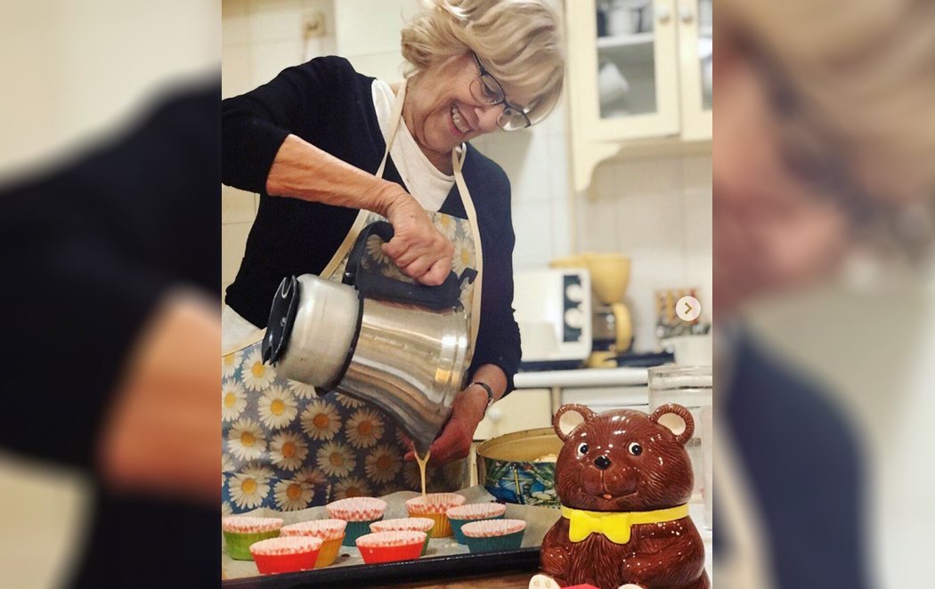 Manuela Carmena se estrena en Instagra haciendo magdalenas