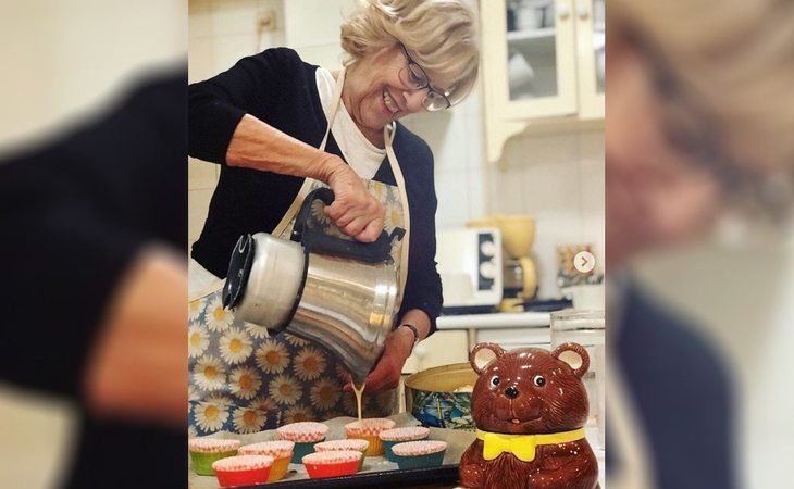 Manuela Carmena se estrena en Instagra haciendo magdalenas