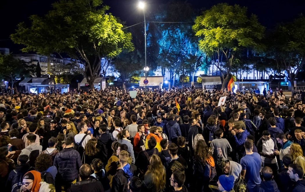 Sevilla se llena de manifestantes en contra de VOX