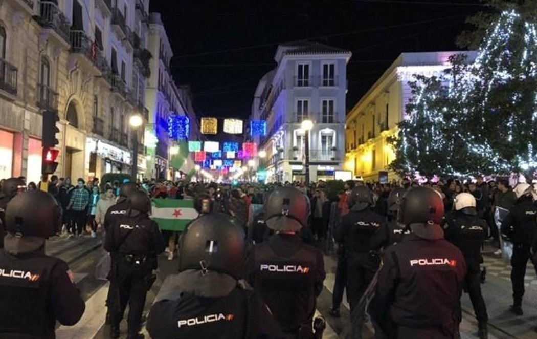La Policía Local de Granada desaloja la acampada en contra VOX