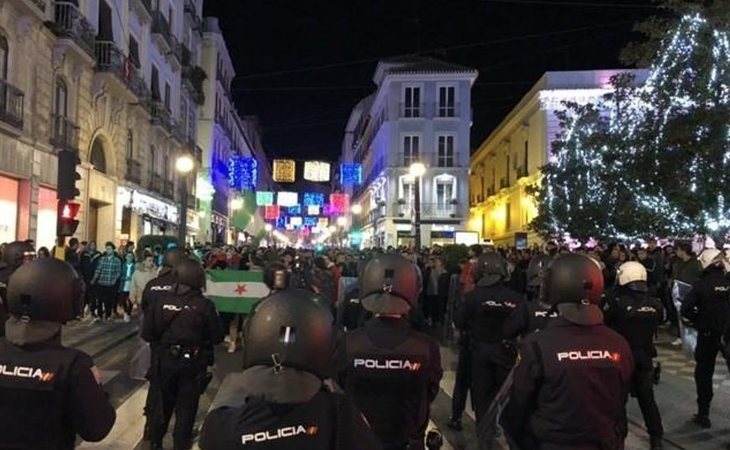 La Policía Local de Granada desaloja la acampada en contra VOX