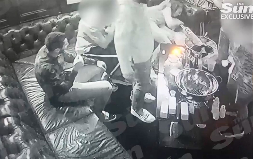 Sorprenden a Özil y otros jugadores del Arsenal consumiendo la droga 'hippy crack' en una fiesta