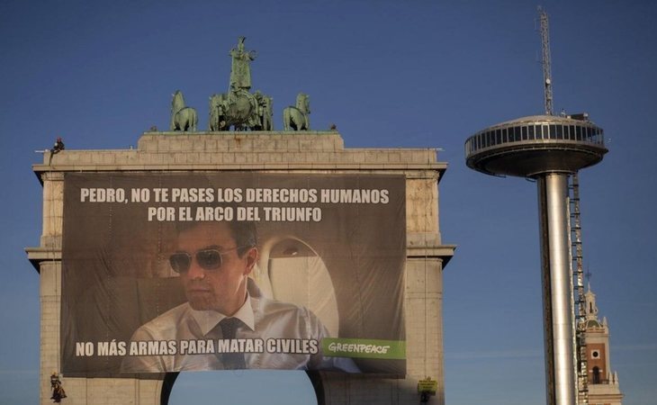 Greenpeace cuelga un cartel pidiendo a Pedro Sánchez que no venda armas a Arabia Saudí