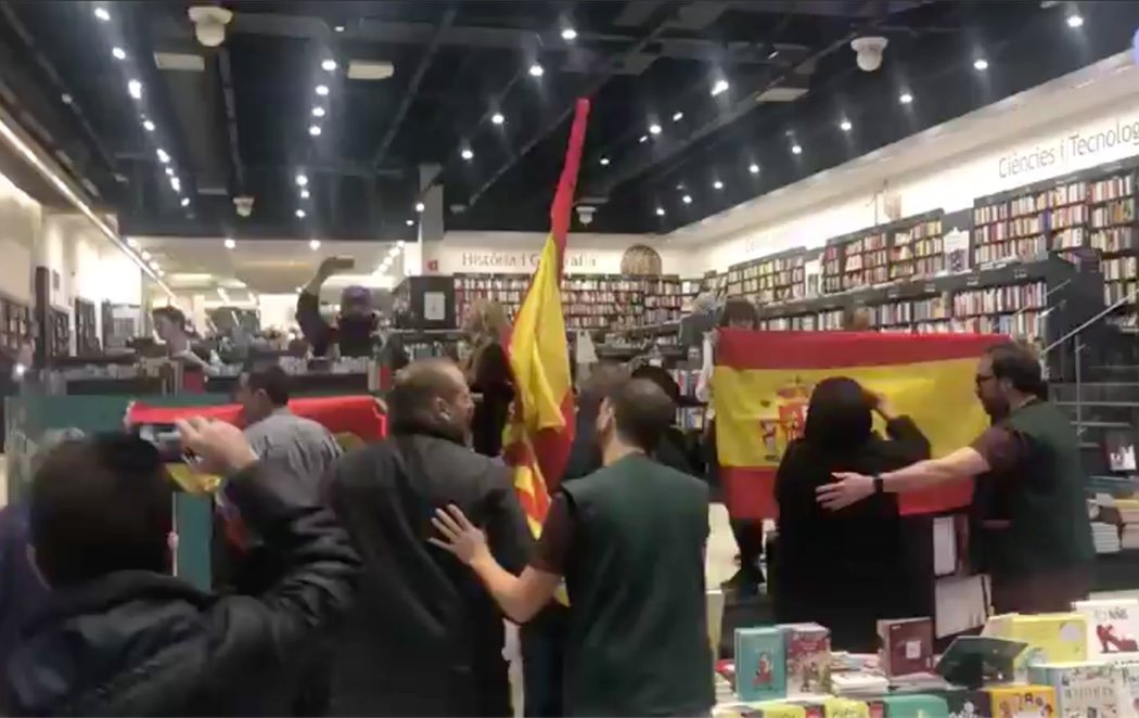 Encapuchados de extrema derecha entran en la presentación del libro de Pablo Iglesias con banderas de España