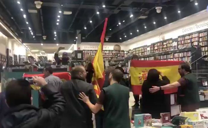 Encapuchados de extrema derecha entran en la presentación del libro de Pablo Iglesias con banderas de España