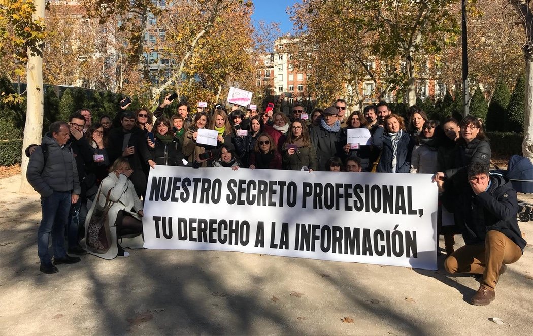 Más de un centenar de periodistas denuncian la incautación de informaciones delante del Supremo