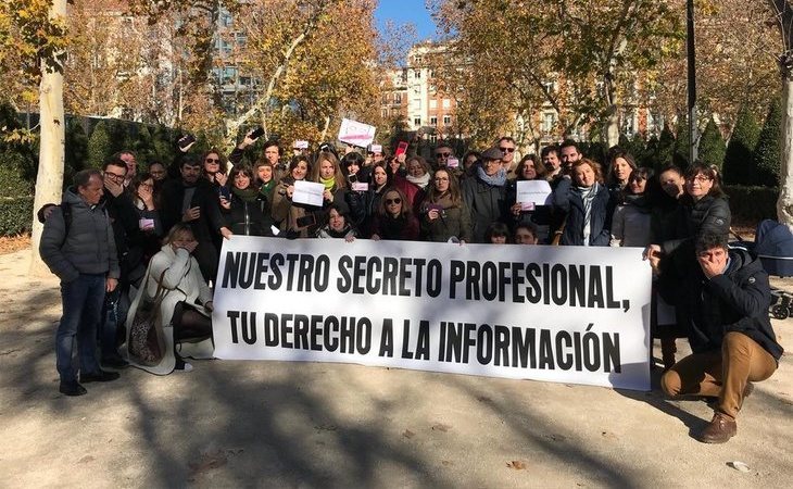 Más de un centenar de periodistas denuncian la incautación de informaciones delante del Supremo