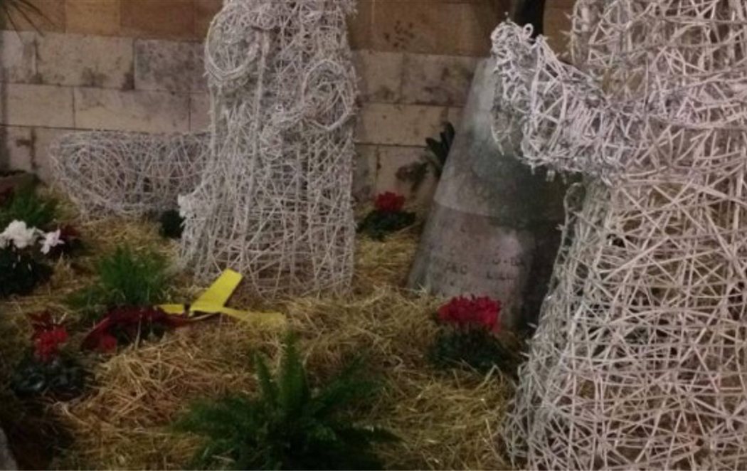 Cambian la figura del niño Jesús por un lazo amarillo en el belén de Castellón