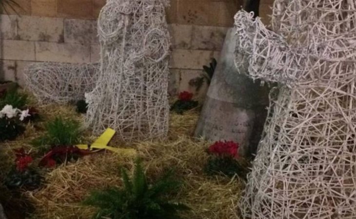 Cambian la figura del niño Jesús por un lazo amarillo en el belén de Castellón