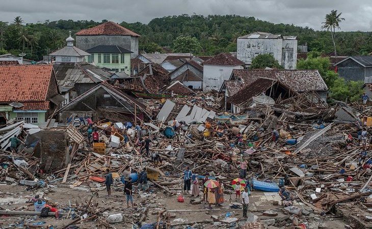 Indonesia eleva a 373 los muertos por el tsunami y mantiene la alerta por riesgo de repetición