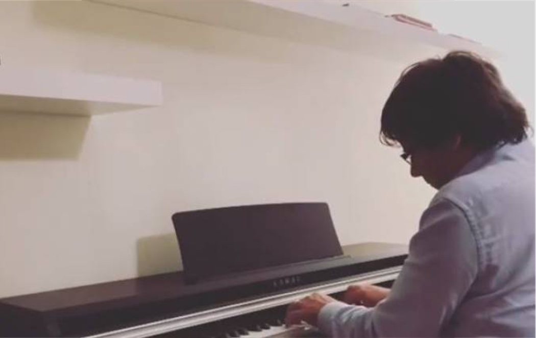 Puigdemont lanza un vídeo tocando el piano en honor a los presos independentistas