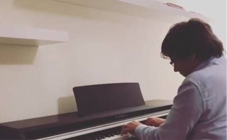 Puigdemont lanza un vídeo tocando el piano en honor a los presos independentistas