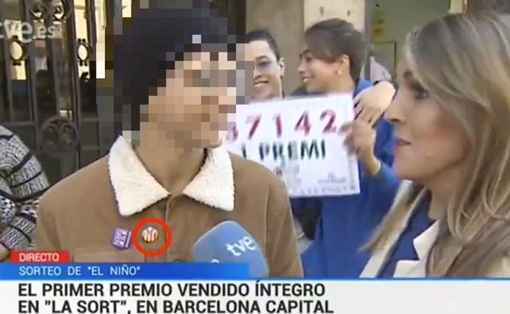 Las redes arden contra el niño que ha cobrado la Lotería Nacional con una estelada en la chaqueta