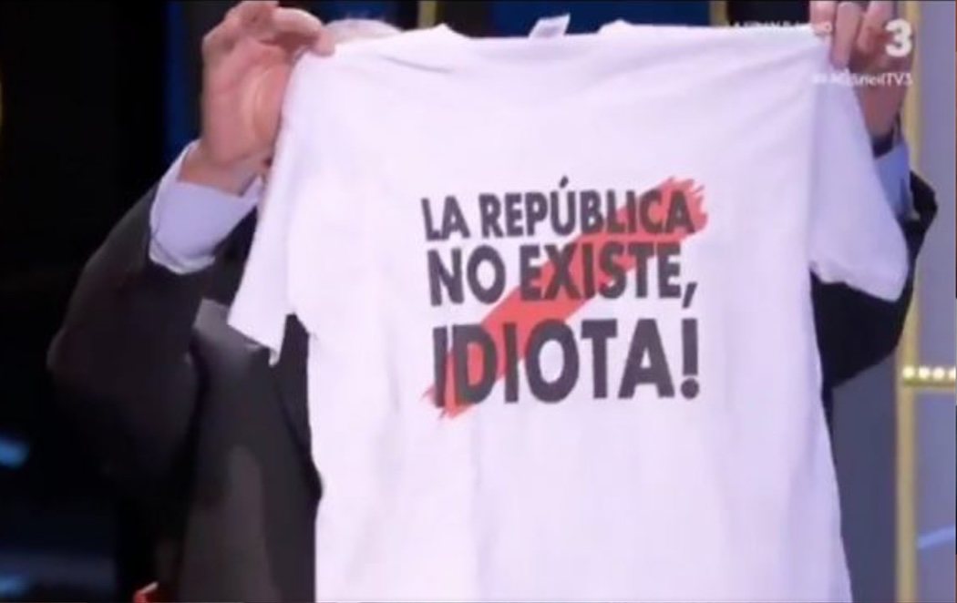 El líder del PP en Barcelona regala en TV3 una camiseta con el lema: "¡La república no existe, idiota!"