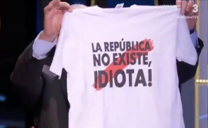 El líder del PP en Barcelona regala en TV3 una camiseta con el lema: "¡La república no existe, idiota!"