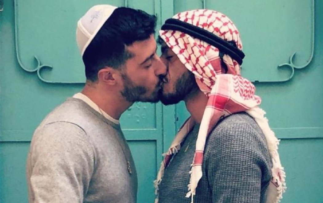 Beso contra la intolerancia: un árabe y un judío se besan en Jerusalén