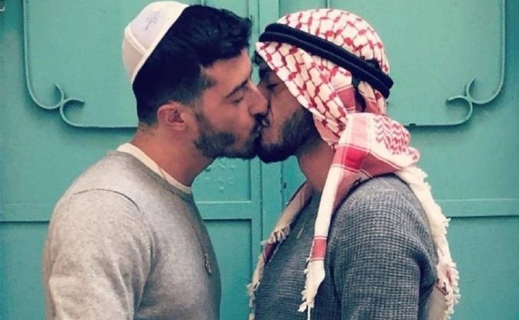 Beso contra la intolerancia: un árabe y un judío se besan en Jerusalén