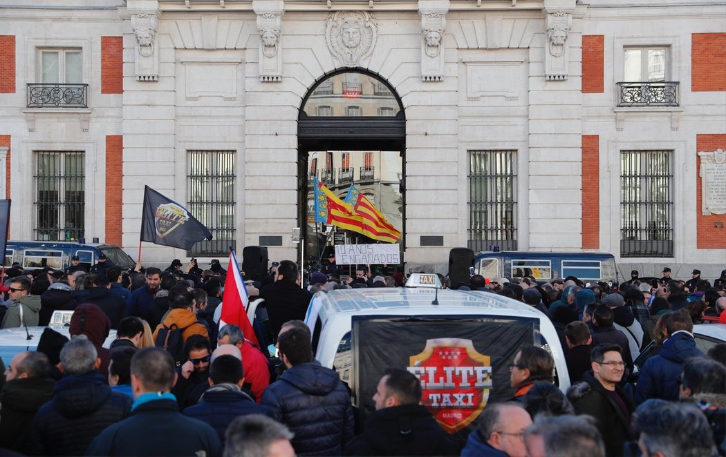 Los taxistas se lanzan a la huelga indefinida para protestar contra Uber y Cabify