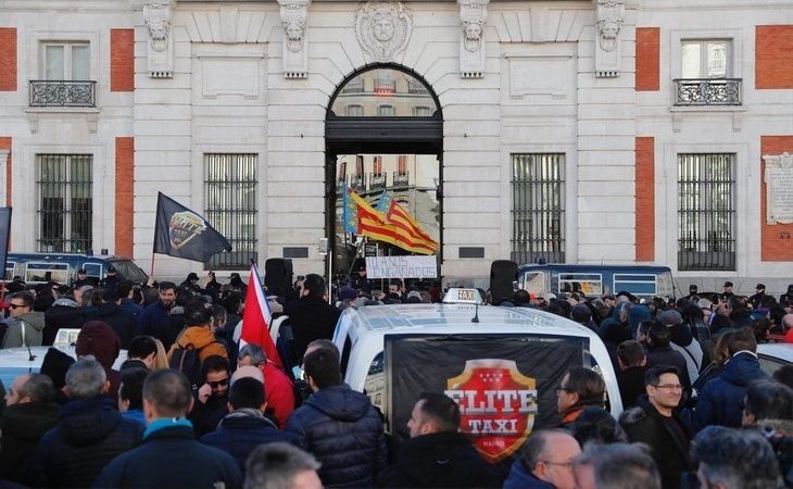 Los taxistas se lanzan a la huelga indefinida para protestar contra Uber y Cabify