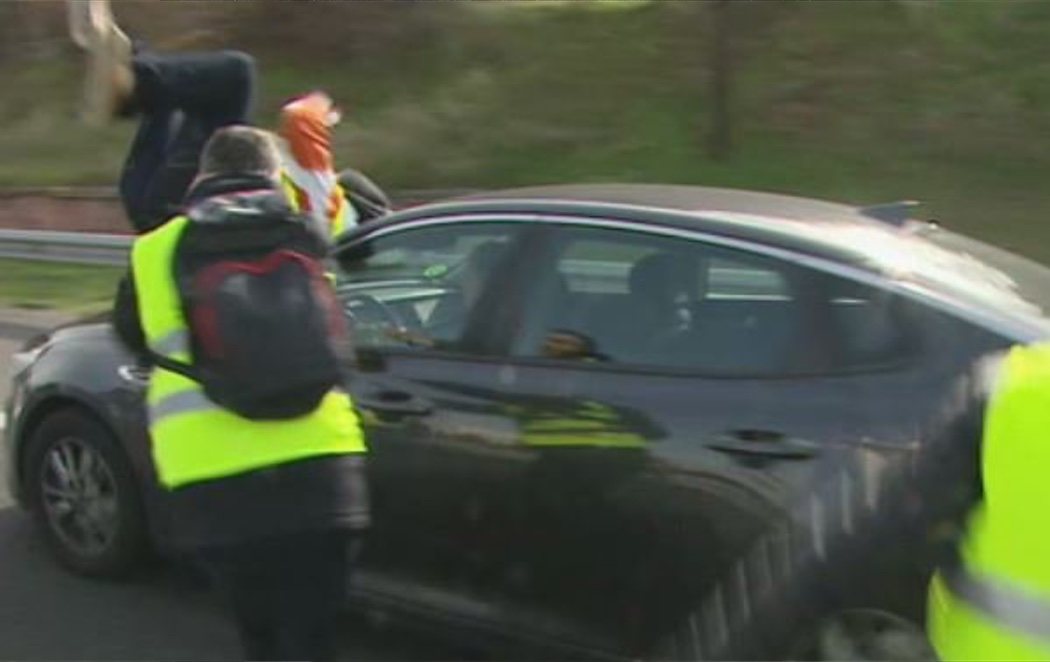 Un taxista herido grave tras abalanzarse contra un coche en pleno bloqueo de la A-2