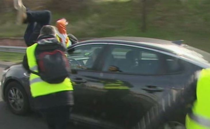 Un taxista herido grave tras abalanzarse contra un coche en pleno bloqueo de la A-2