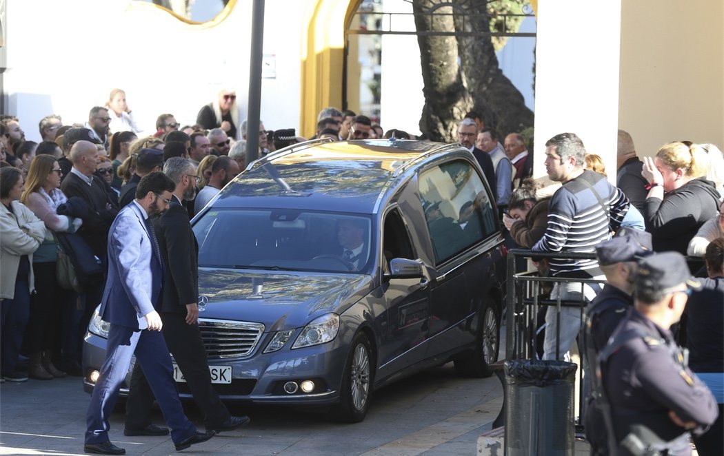 Multitudinario último adiós al pequeño Julen en el cementerio de El Palo