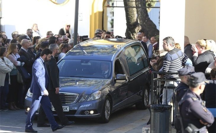 Multitudinario último adiós al pequeño Julen en el cementerio de El Palo